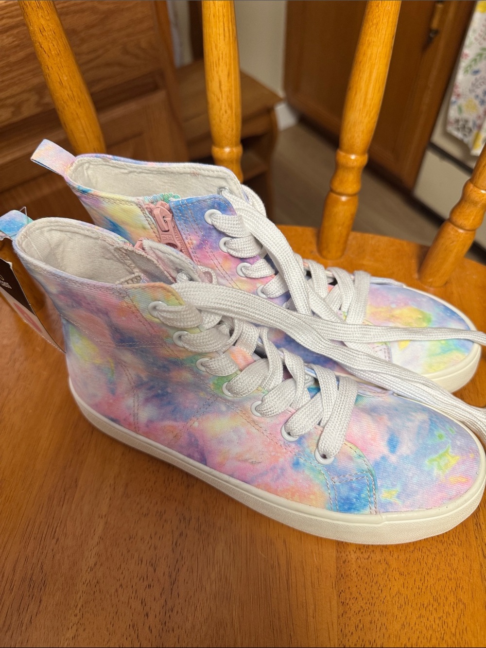 Art Class NWT 4 youth High-Top Canvas Sneakers in Pastel Tie-Dye